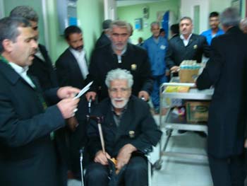 عيادت از بيماران توسط خادمان كشيك ششم كفشداري حرم مطهر امام رضا در روز ميلاد ثامن الحجج